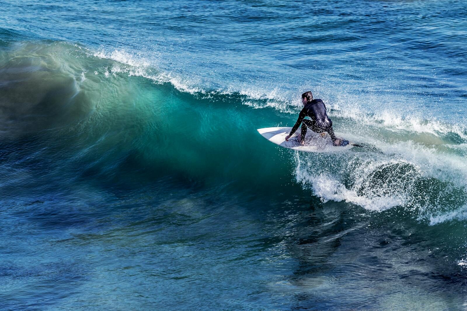 Clean wave with offshore spray, glassy conditions before the wind picks up